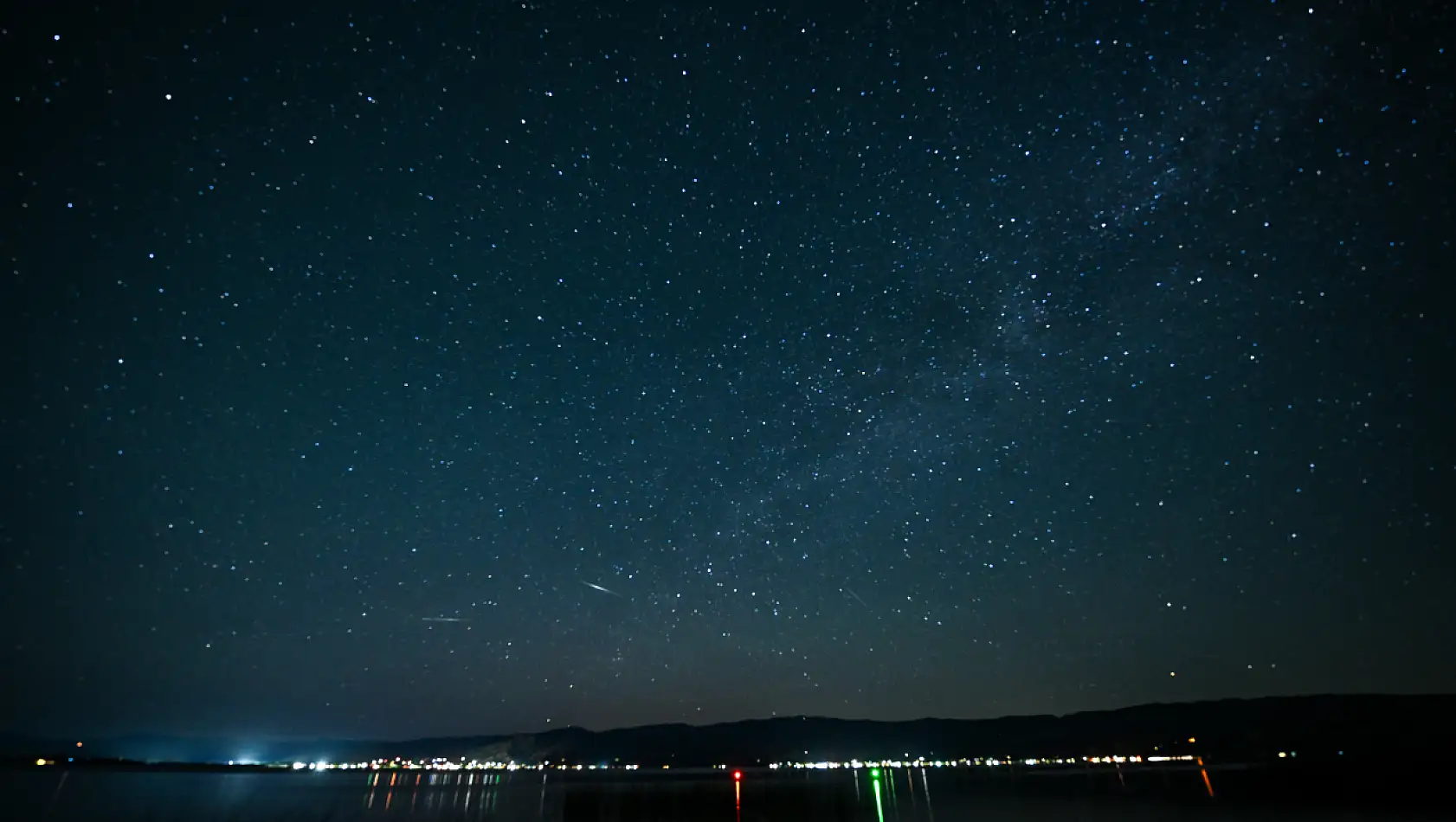 California'nın Clear Lake Gölü'nde Muhteşem Manzara: Meteor Yağmuru ve Samanyolu Galaksisi Göz Kamaştırıyor