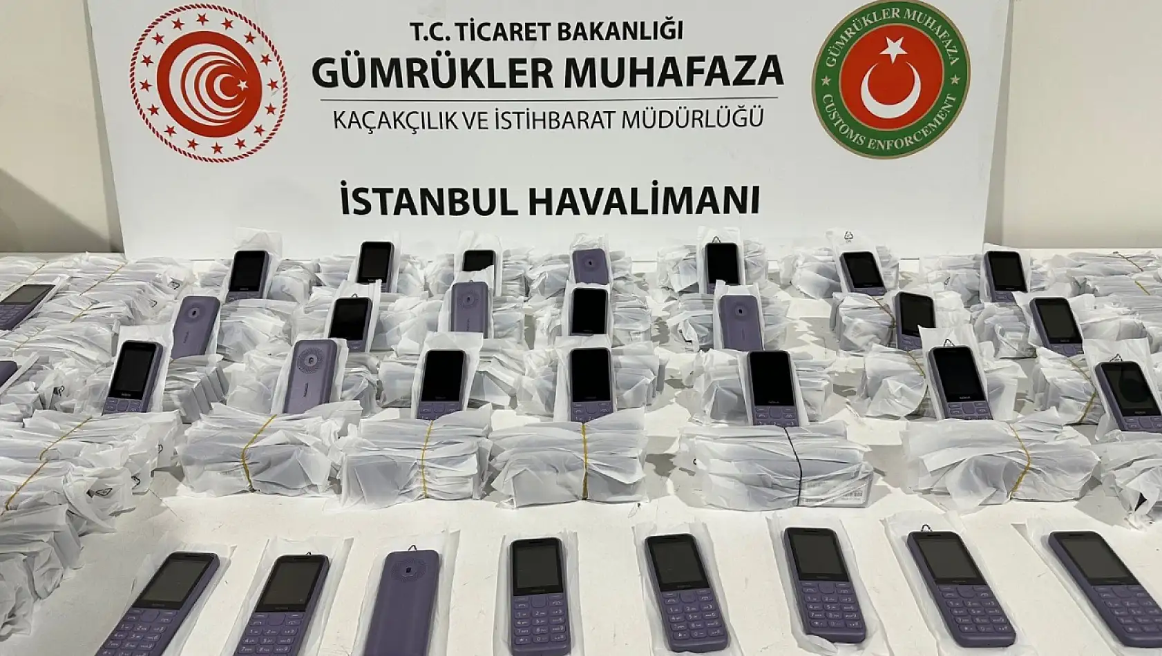 Cep telefonlarını 'kablo' diye yurda sokarken yakayı ele verdiler