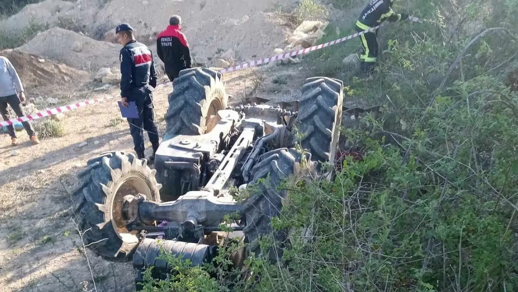 Devrilen traktörün sürücüsü yaşamını yitirdi