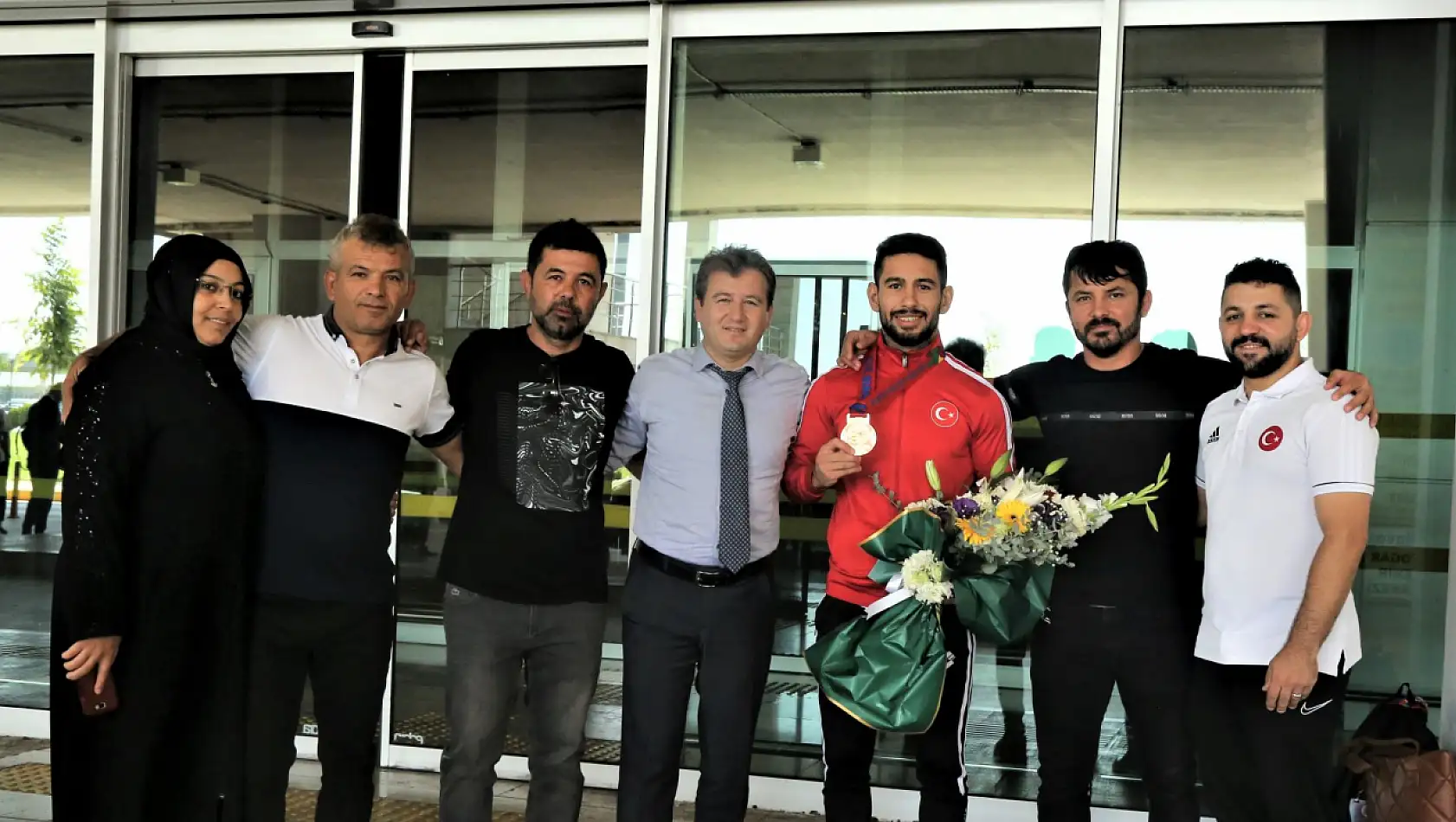 Dünya 3.'sü olan Torku Şekersporlu Alihan Bayraktar yurda döndü