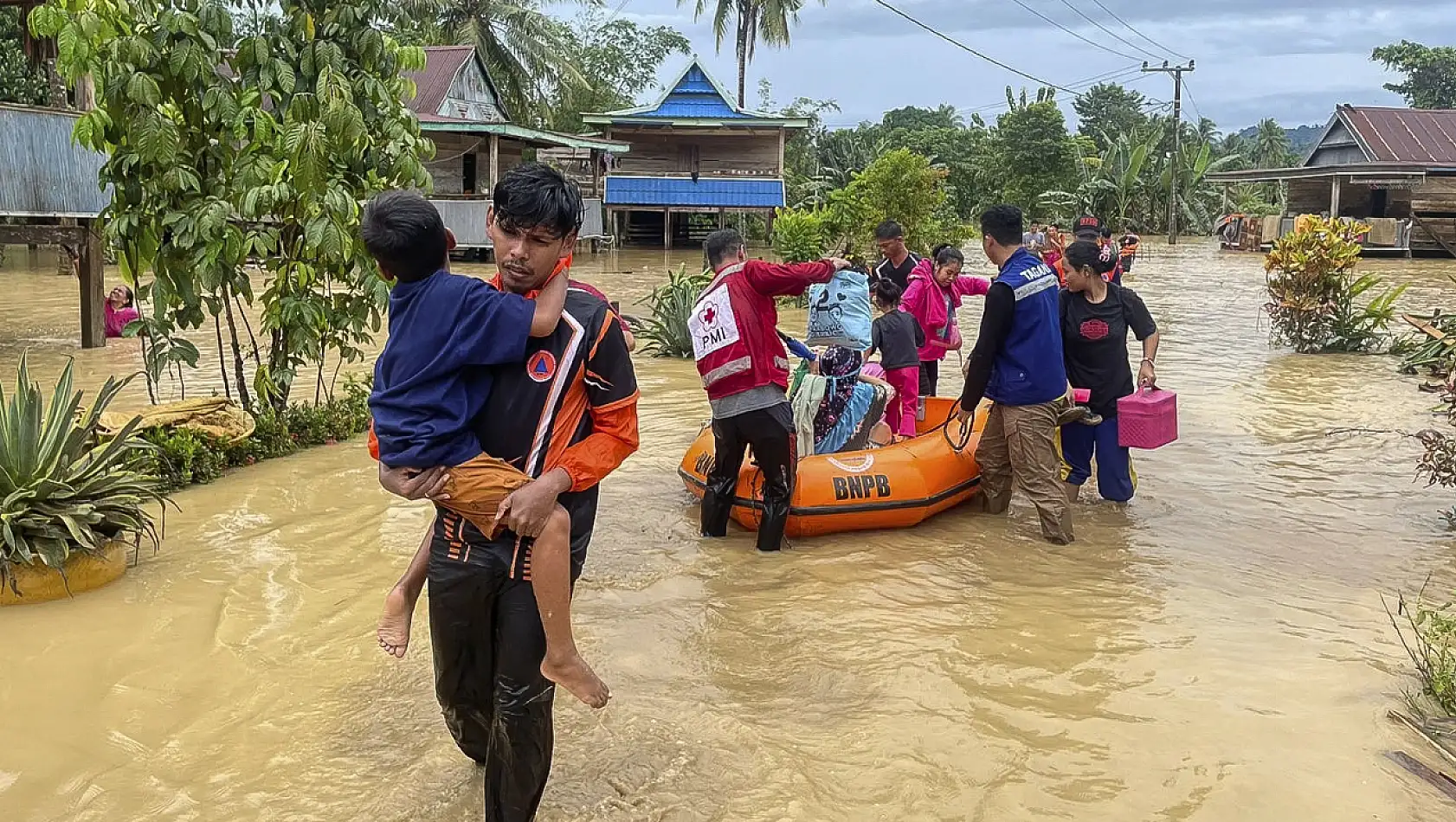 Endonezya'da sel ve heyelan: 15 ölü!