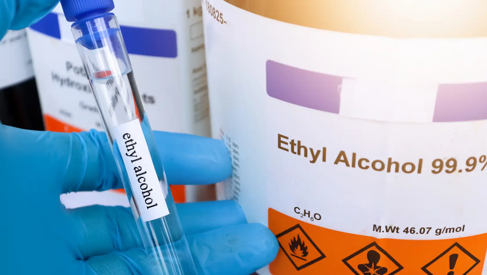 Etil alkol öldürür mü? Etil alkol içilir mi? Alkol zehirlenmesi nedir? Etil alkol zehirler mi?