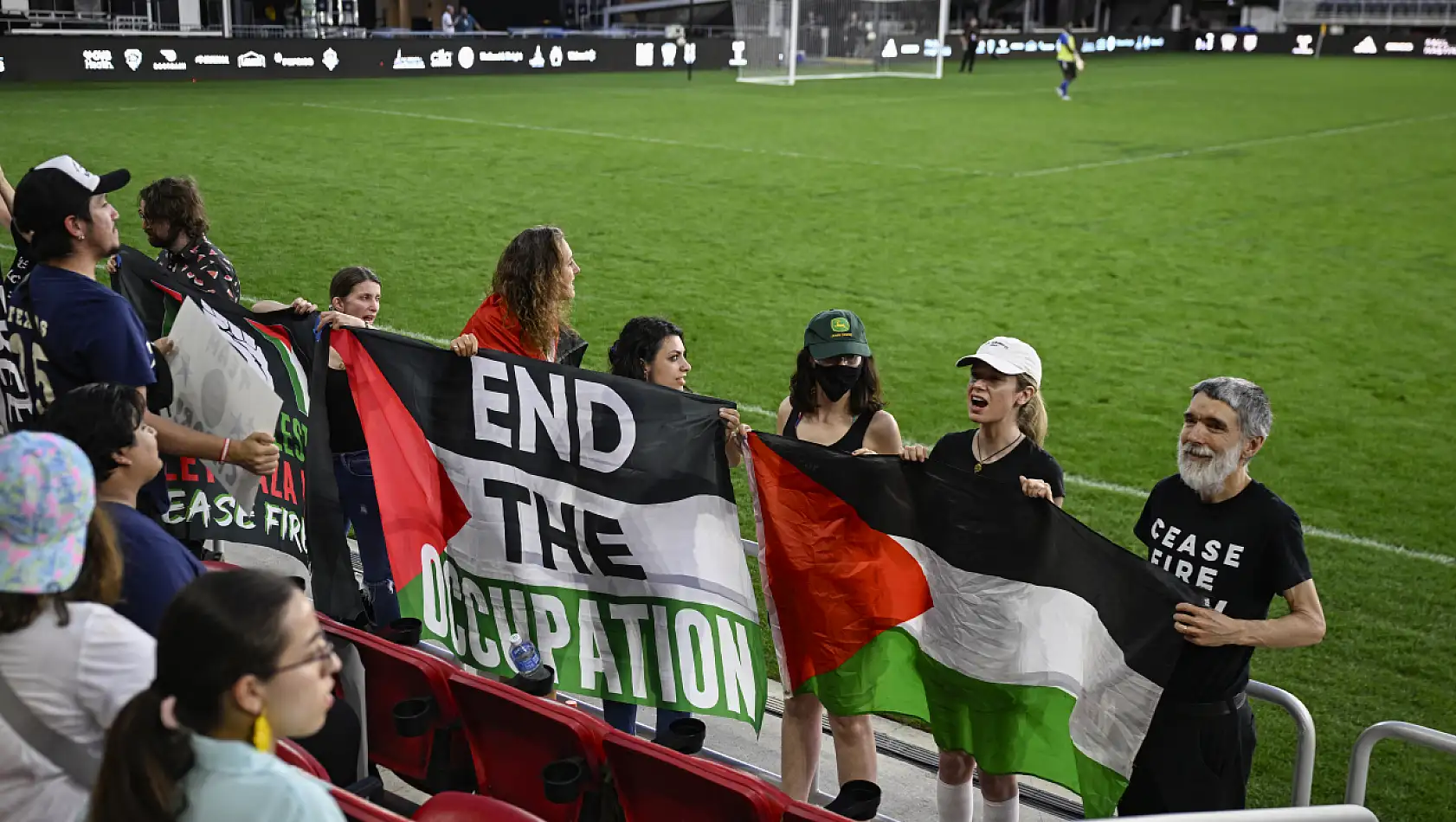 Filistin lehine slogan attıkları için kongre futbol maçından atıldılar