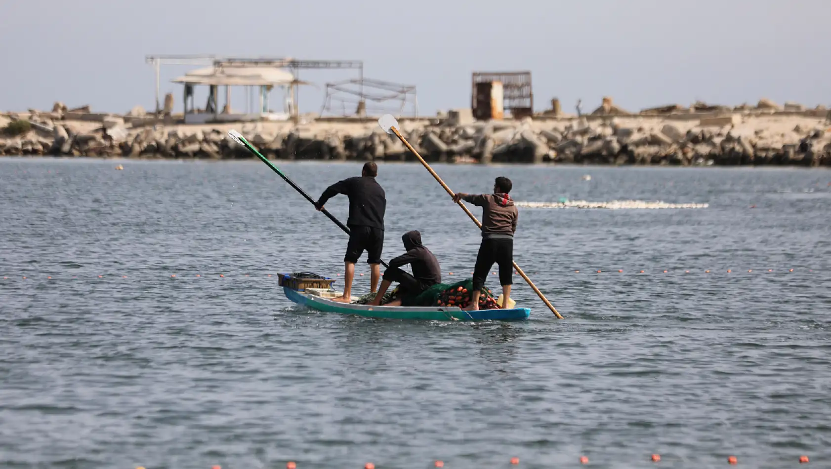 Filistinli balıkçılar, İsrail saldırıları altında denizde hayatta kalmaya çalışıyor