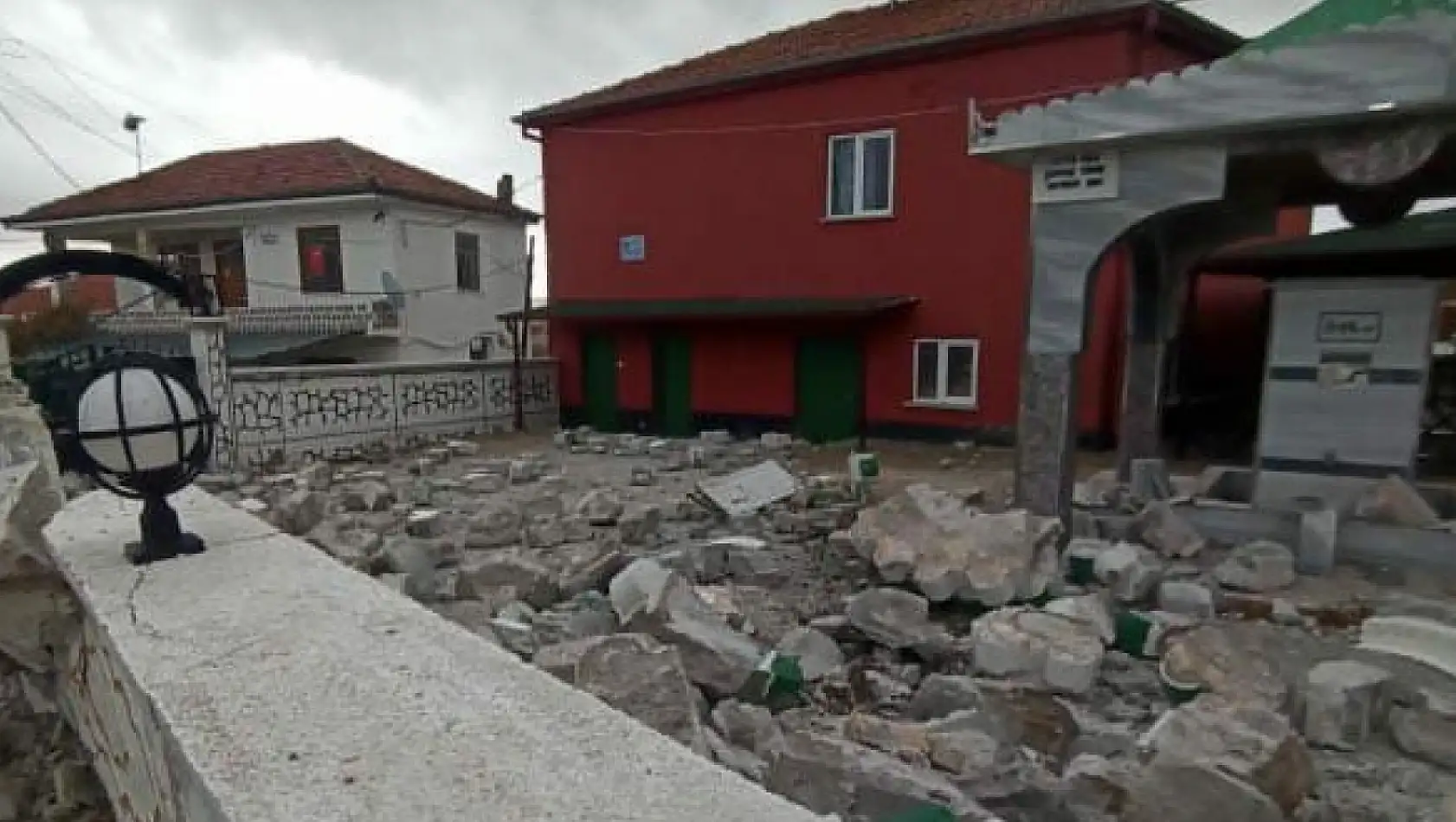 Fırtına Aksaray'da etkili oldu!.. Cami minaresini devirdi!