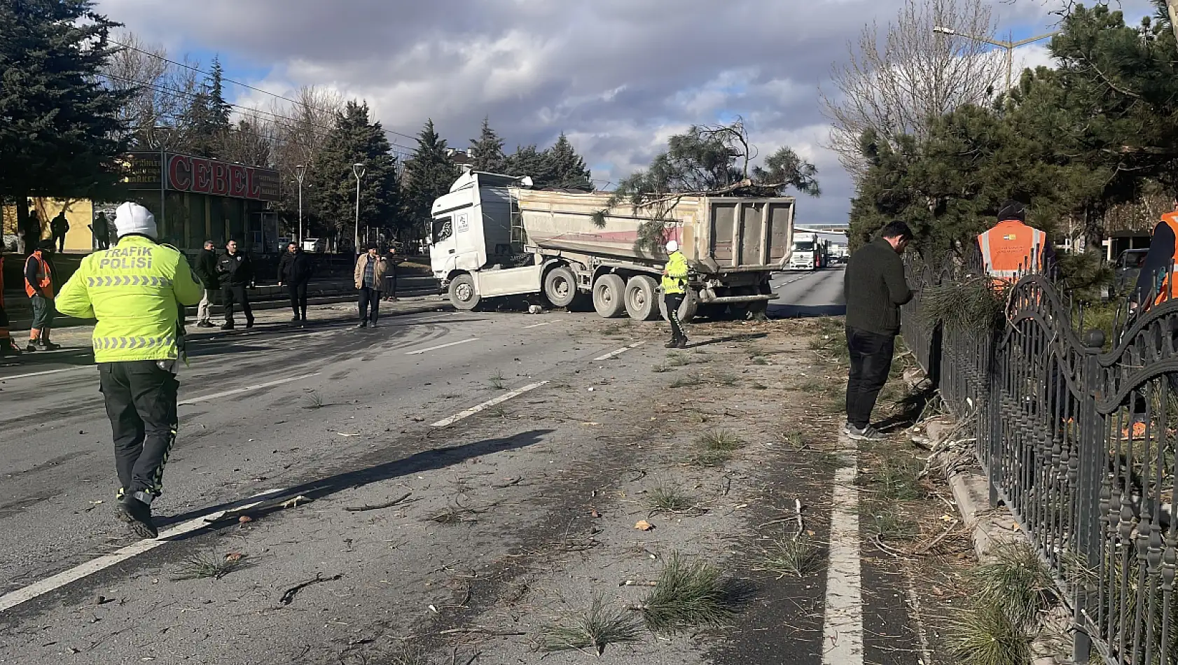 Konya'da kontrolden çıkan TIR karşı şeride savruldu! 1 kişi ağır yaralı