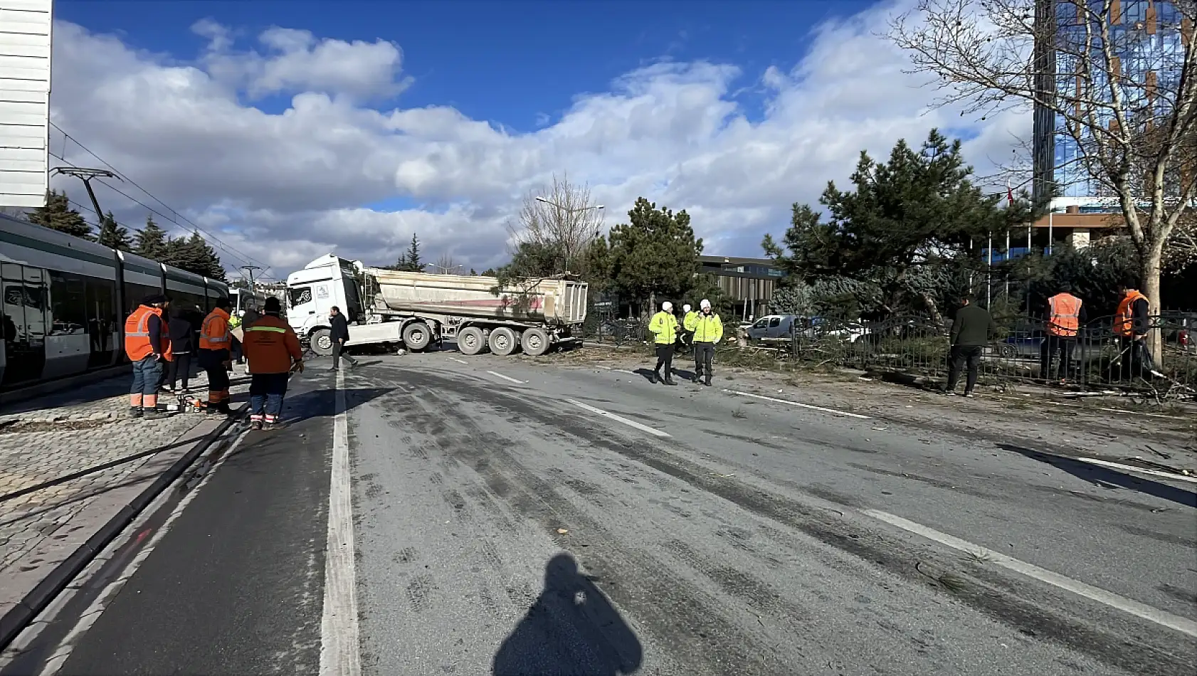 Konya'da kontrolden çıkan TIR karşı şeride savruldu! 1 kişi ağır yaralı