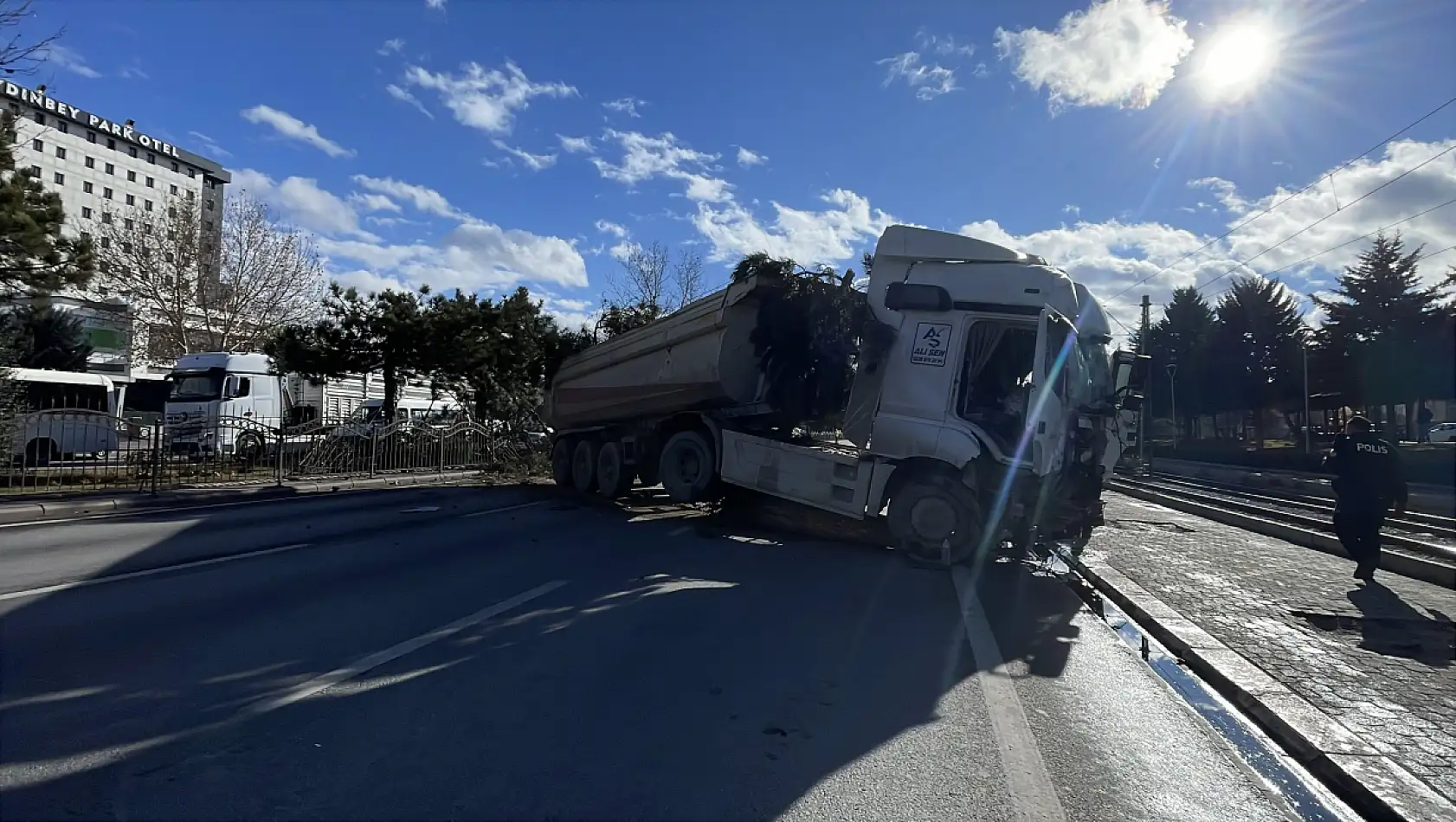 Konya'da kontrolden çıkan TIR karşı şeride savruldu! 1 kişi ağır yaralı
