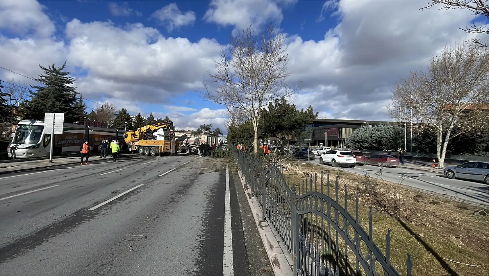 Konya'da kontrolden çıkan TIR karşı şeride savruldu! 1 kişi ağır yaralı