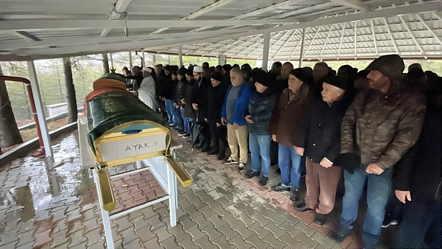 Antalya'daki otobüs faciasında hayatını kaybeden anne ve kızı Konya'da toprağa verildi