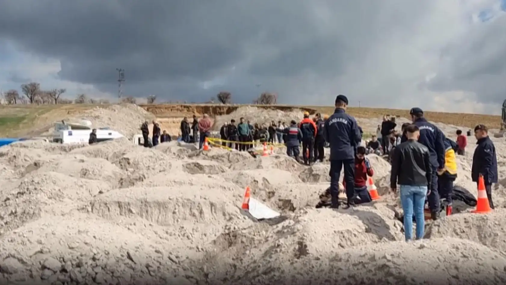 Göçük altında kalan işçiler toprağa verildi!