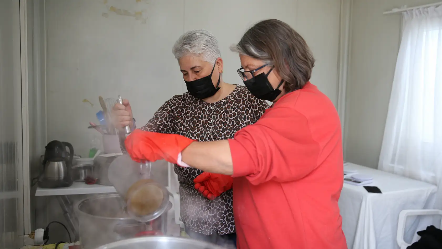 İskenderun'da kadınlar organik sabun üretimiyle geçimlerini sağlıyor