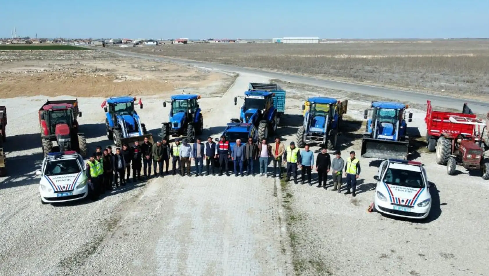 Jandarmadan sürücülere hem reflektör dağıttı hem de eğitim verdi