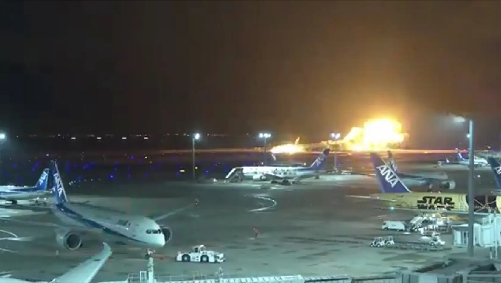 Japonya'da iki uçak çarpıştı! Yolcu uçağı alev topuna döndü