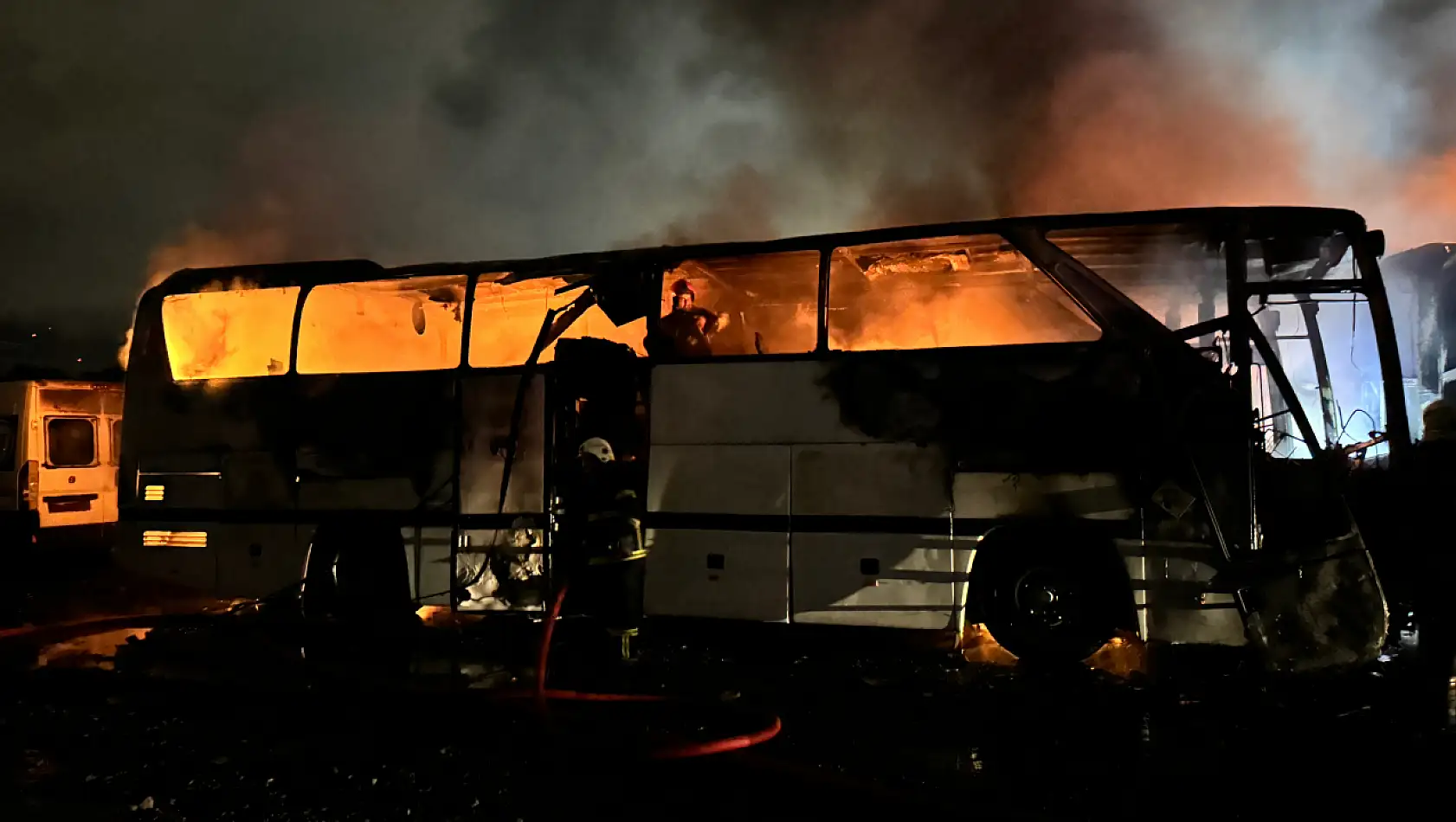 Kartepe'deki açık otoparkta yangın: 14 toplu taşıma aracı zarar gördü