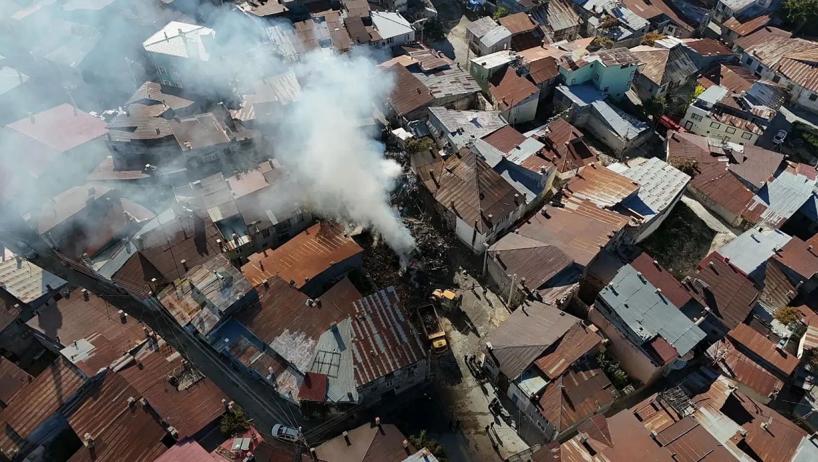 Konya'da 3 evin küle döndüğü yangında enkaz kaldırma işlemleri devam ediyor