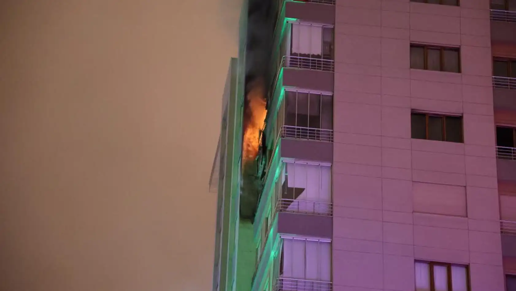 Konya'da akşam saatlerinde çıkan yangın panik yarattı! Alevler 8. kattan 9. kata sıçradı!