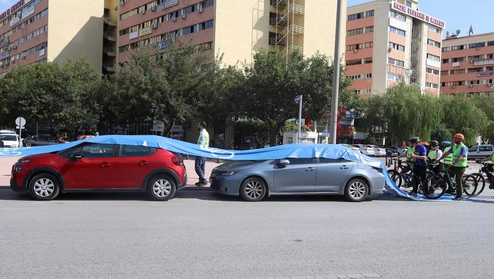 Konya'da bisiklet yolunu işgal eden araçların üzeri mavi brandayla kaplandı