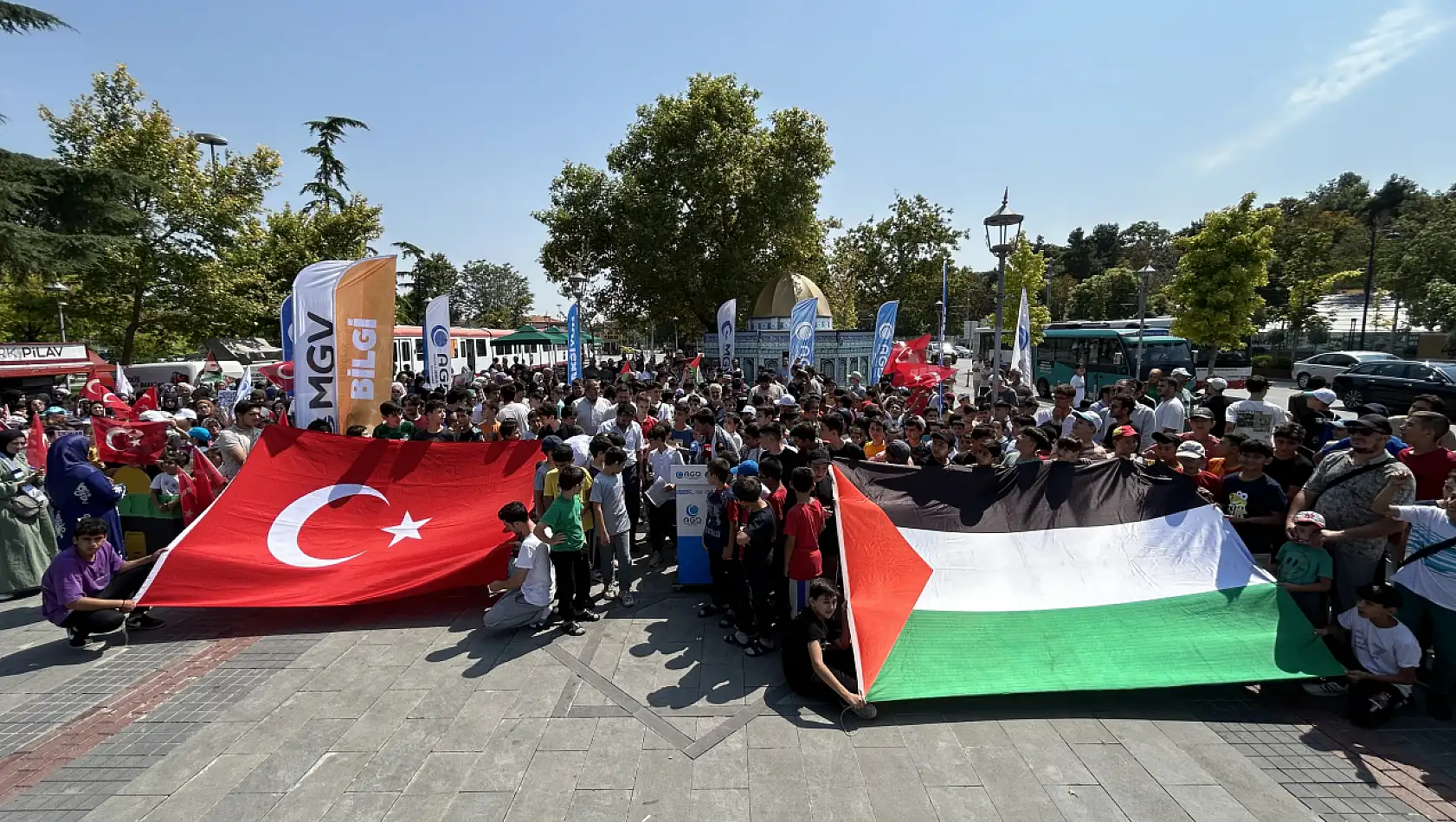 Konya' da çocuklar İsrail' i protesto etti