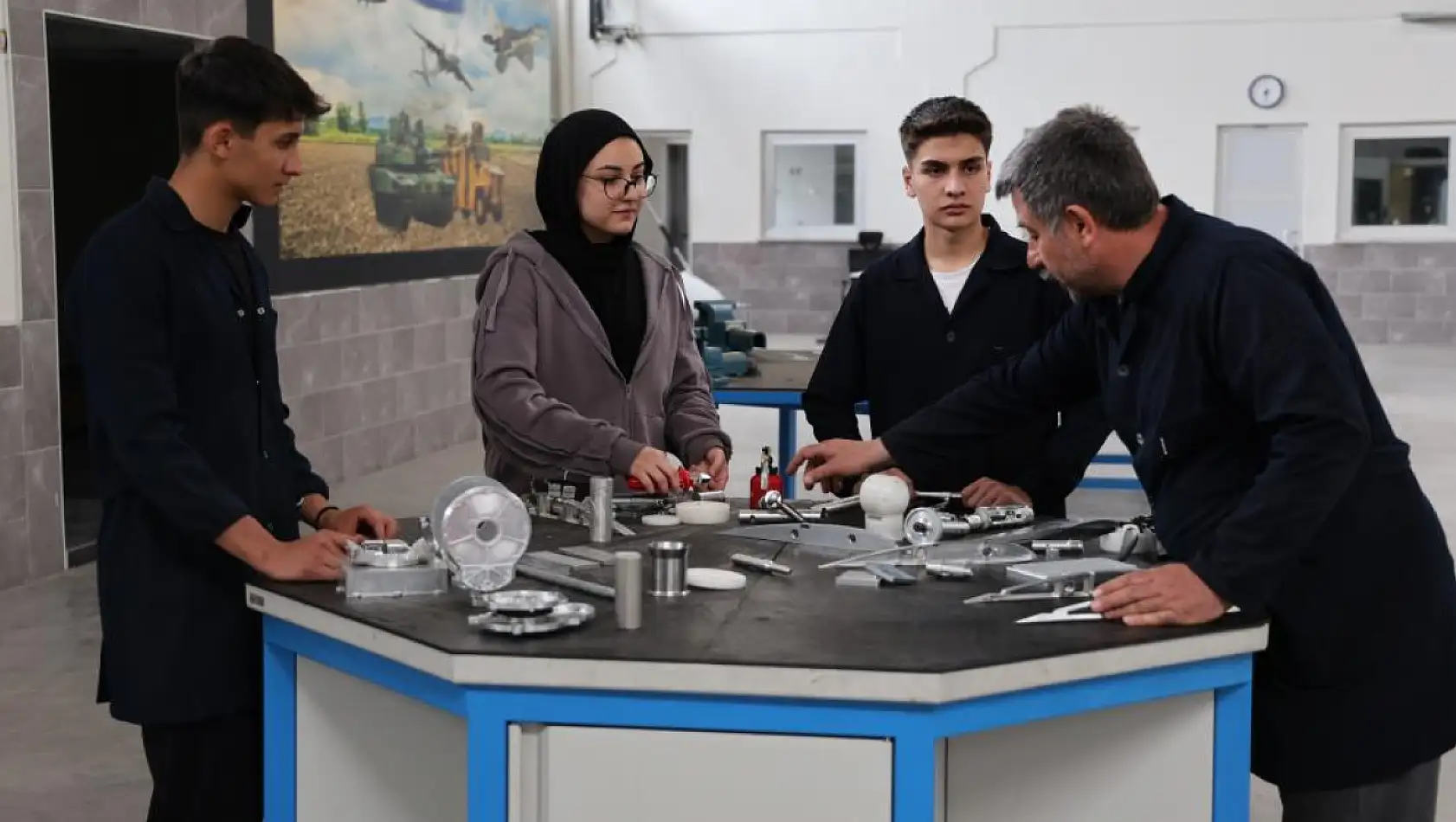 Konya'da lise öğrencileri savunma sanayiine 200'den fazla parça üretiyor!
