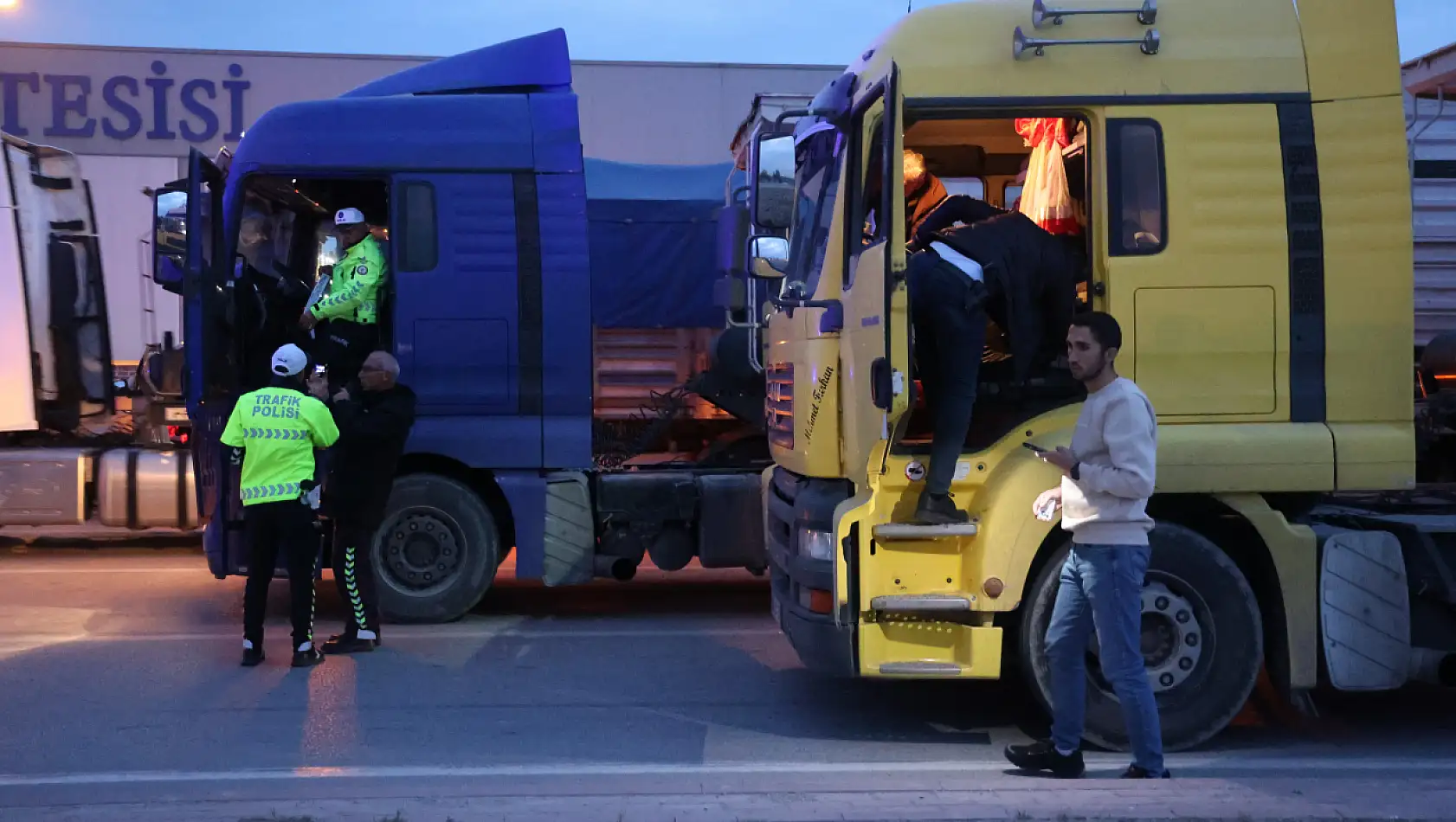 Konya'da tehlikeli hareket yaparak seyreden tırlar, polisten 30 kilometre kaçtı