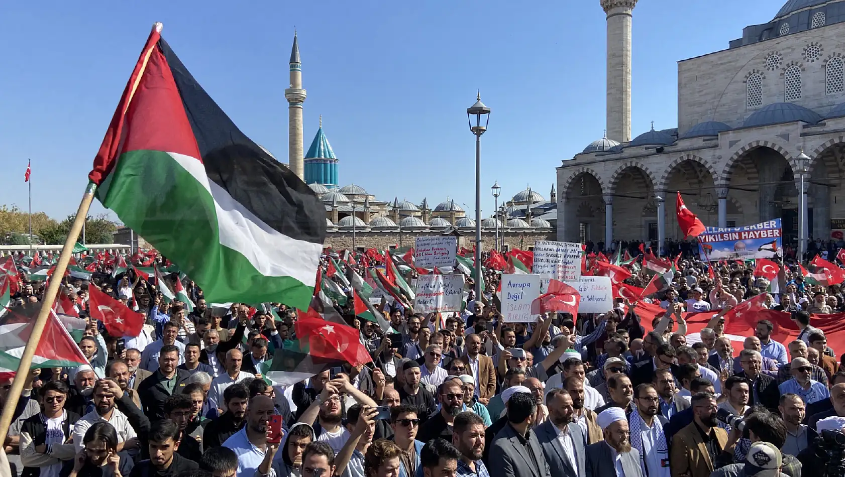 Konya'da vatandaşlar Filistin için ayaklandı: Gıyabı cenaze namazı kılındı!