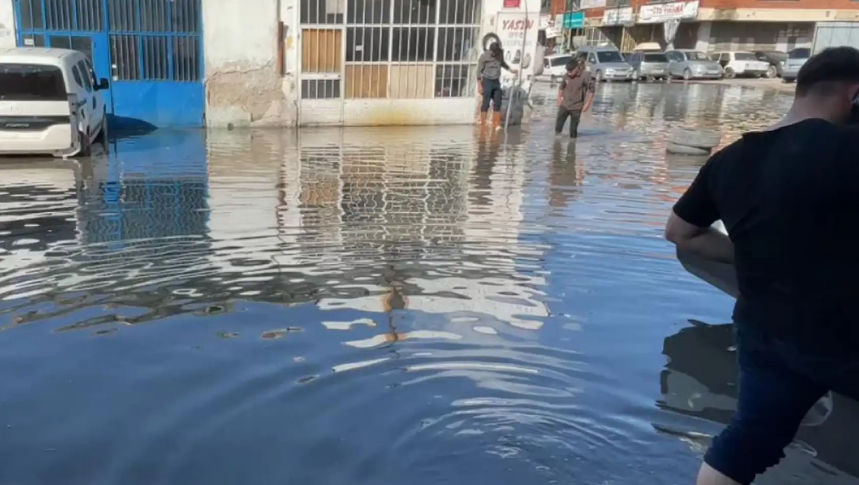 Konya'da yağış altyapı yetersizliğini gözler önüne serdi: Dükkânda mahsur kaldılar!