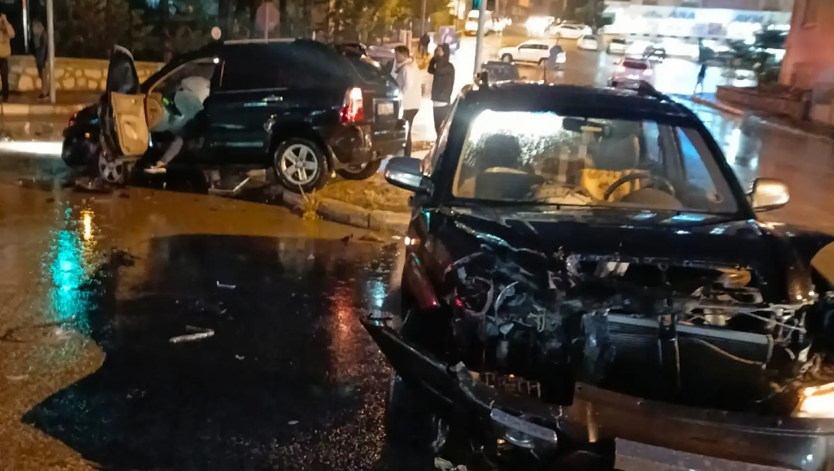 Konya'da yağışlı hava kazalara neden oldu: 6 yaralı
