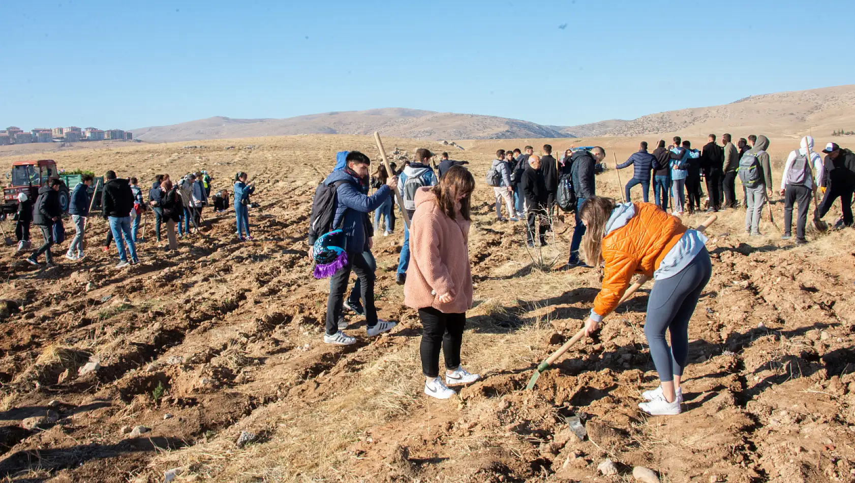 Konya'daki üniversite öğrencileri bin 800 fidanı toprakla buluşturdu!