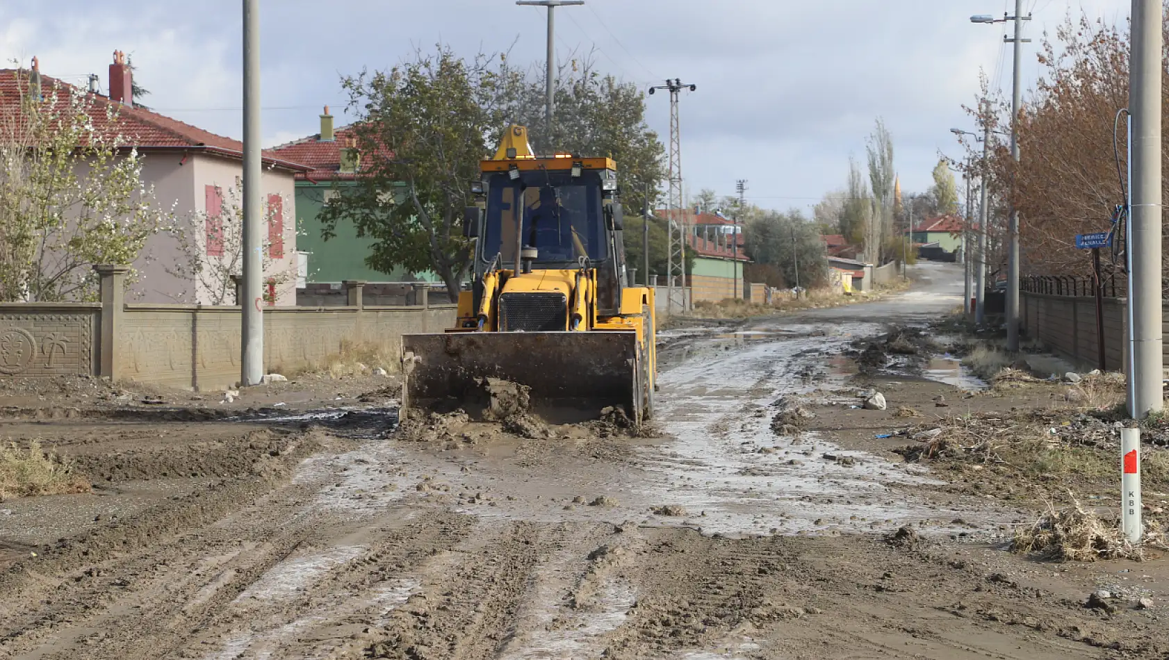 Konya'nın o ilçesinde etkili olan sağanağın ardından temizlik çalışması başlatıldı!