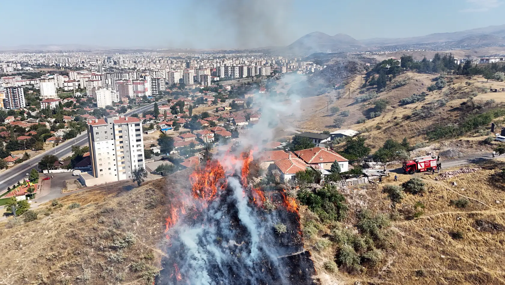 Korku dolu anlar: Evin etrafını alevler sardı