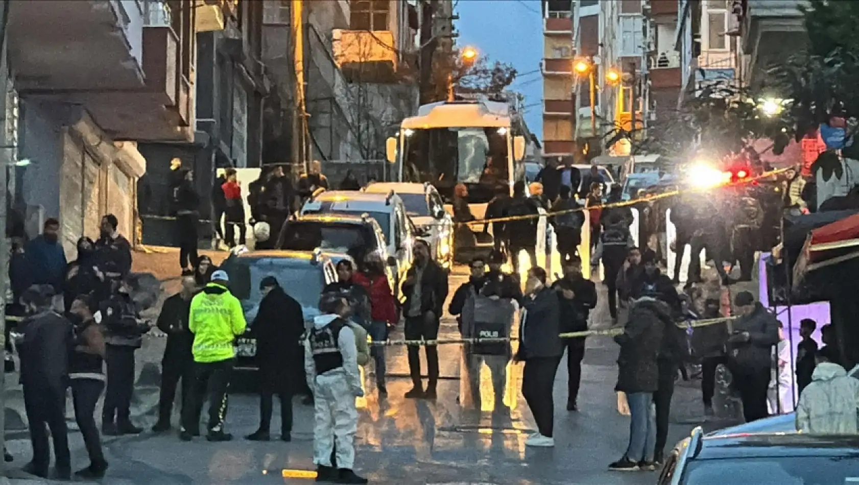 Küçükçekmece'de AK Parti'nin seçim çalışması silahlı saldırı düzenlendi