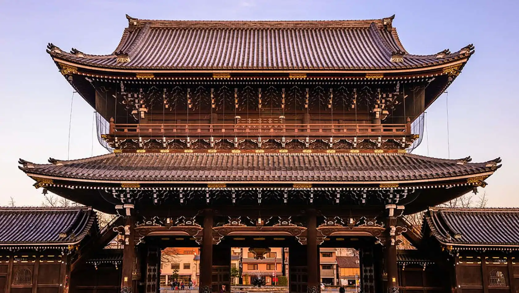 Kyoto'daki tarihi tapınaklar ziyaretçilerini etkiliyor