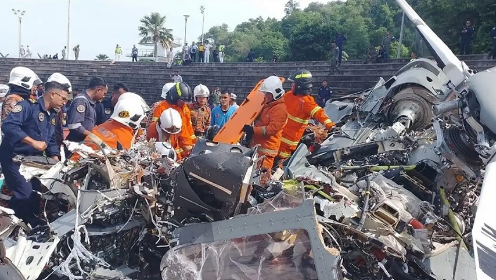 Malezya'da 2 askeri helikopter çarpıştı: 10 ölü