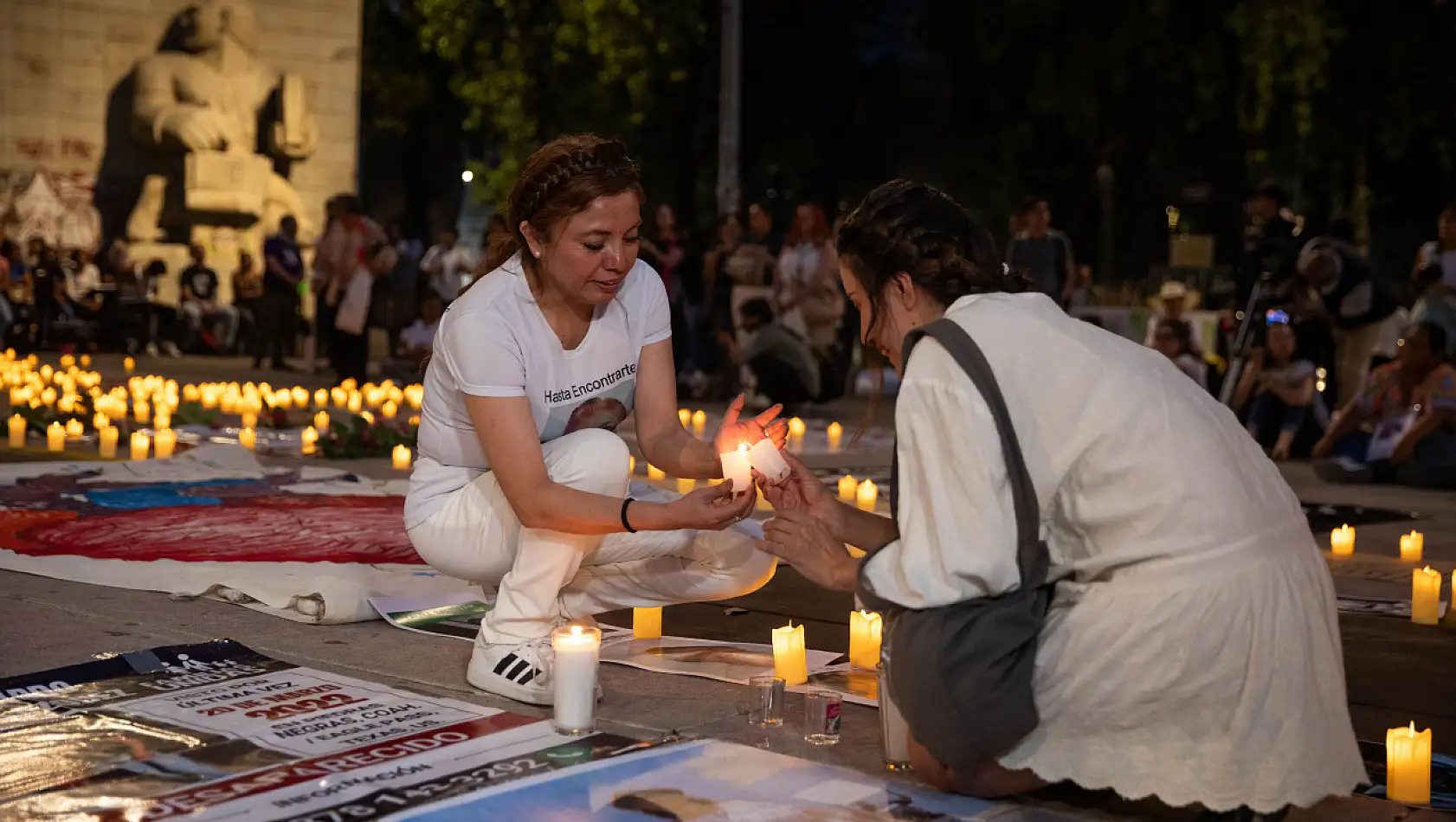 Meksika'da binlerce kişi kayıp yakınlarının anmak için Anneler Anıtı'nda buluştu