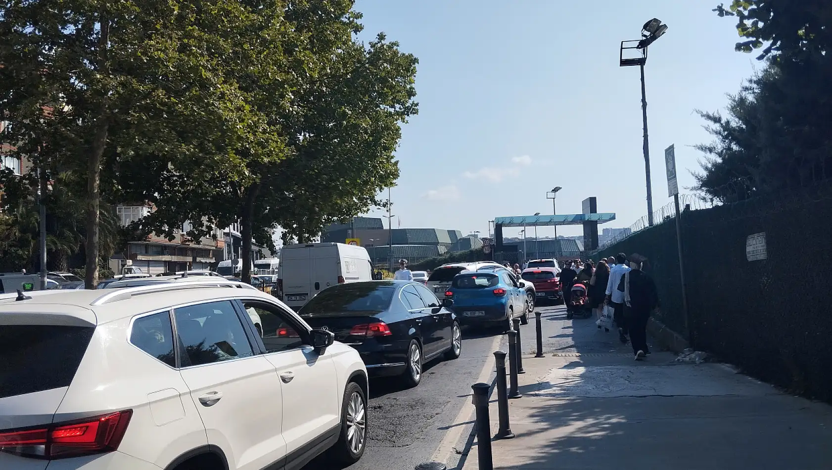 Mezuniyet yolu, trafiği kilitledi: Vatandaşlar mağdur oldu!