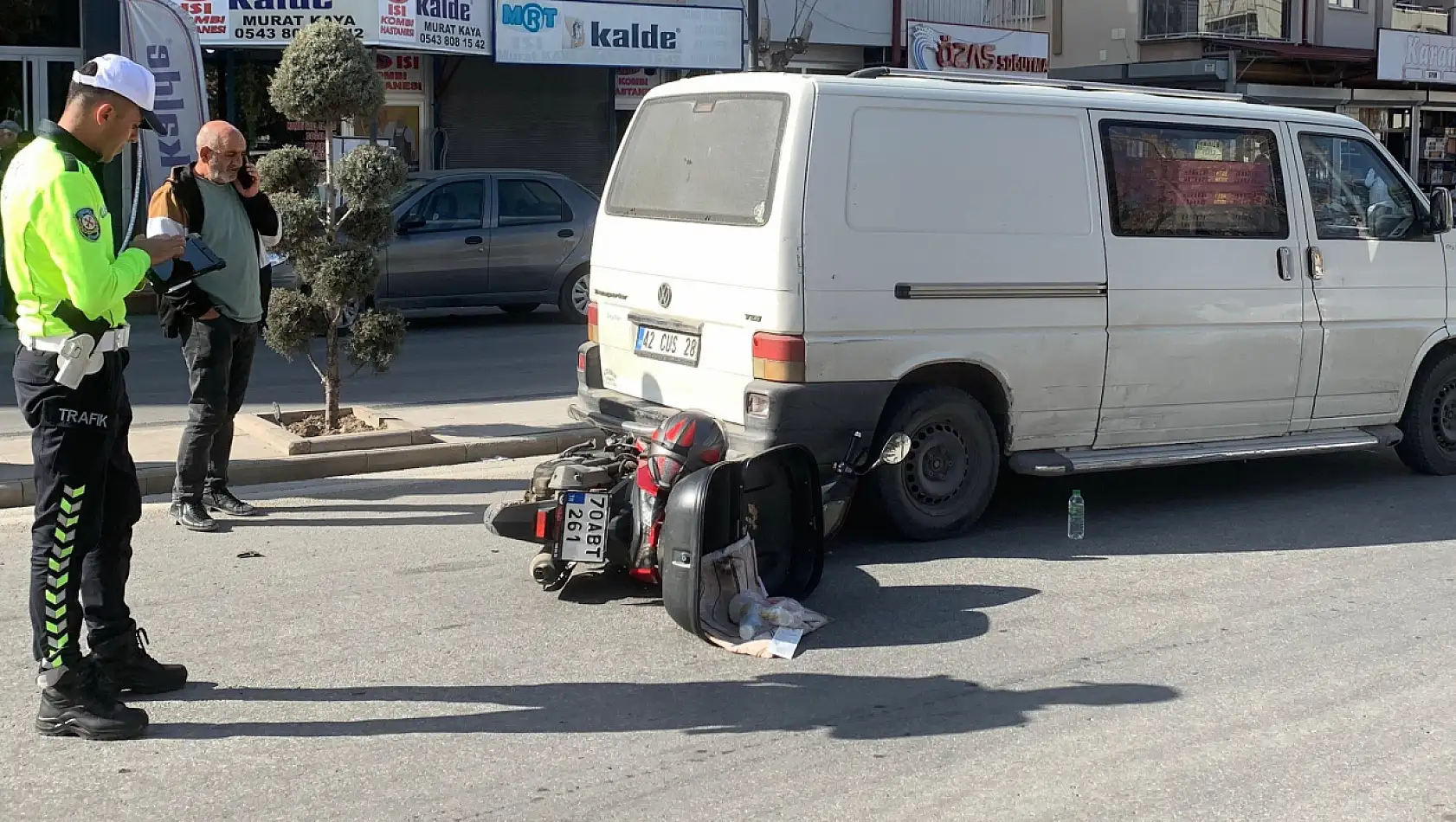 Motosiklet minibüsün altına girdi: 1 yaralı