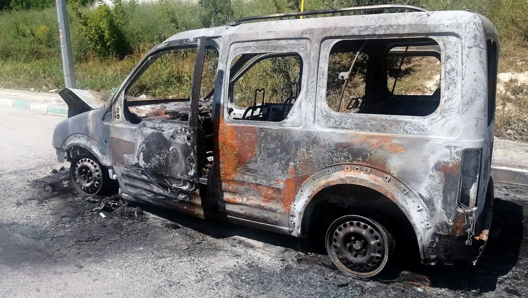 Mudanya'da din görevlisinin aracı alev aldı: Hafif ticari araç kül oldu