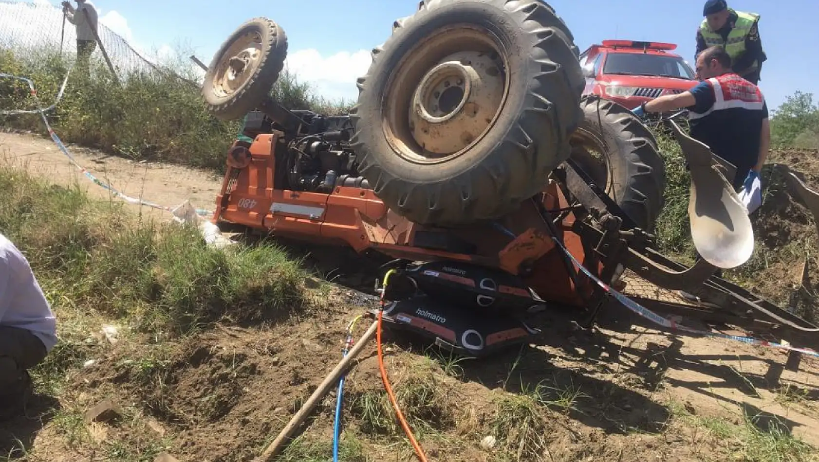 Muğla'da devrilen traktörün altında kalan yaşlı adam hayatını kaybetti