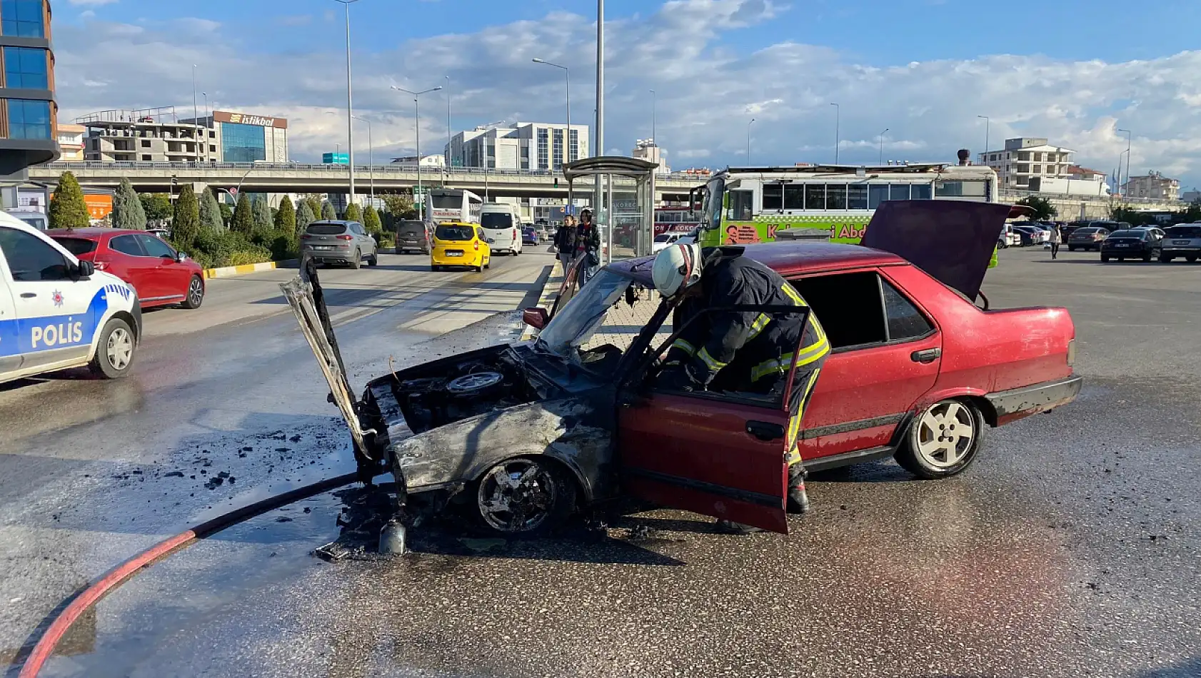 Otopark çıkışında alev aldı