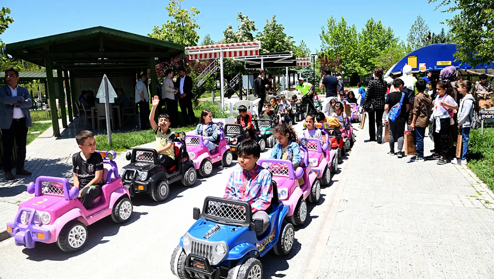 Pekyatırmacı, trafik eğitimindeki çocuklarla bir araya geldi