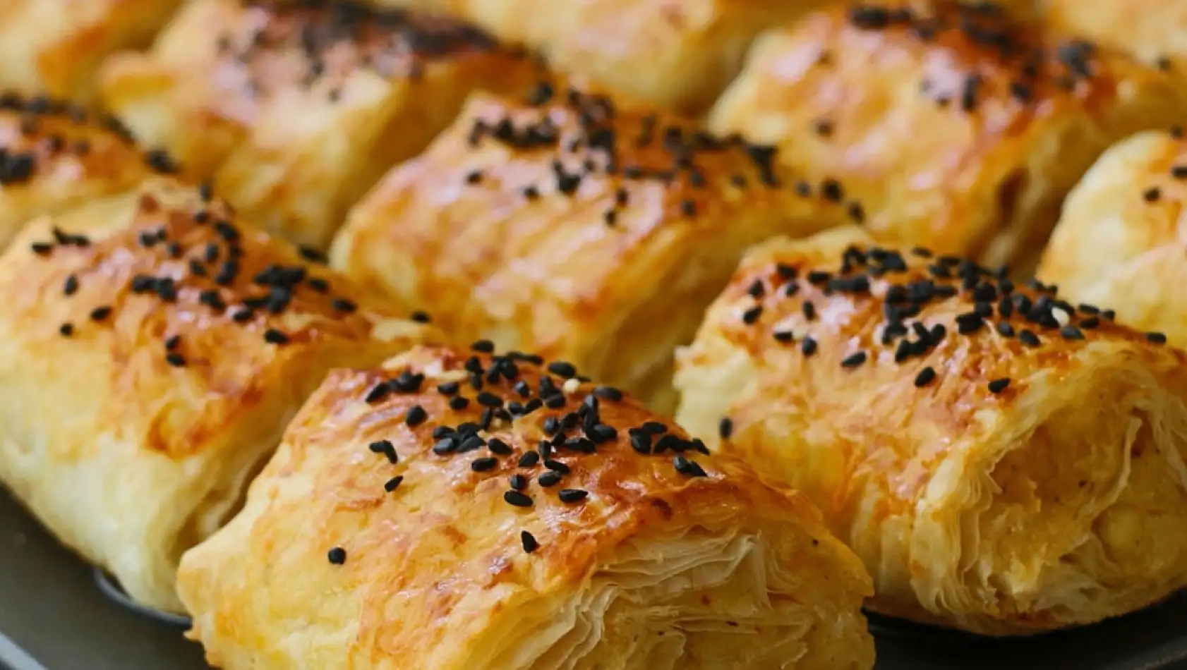 Pişirdiğim börek çıtır çıtır olmuyor diyenlere 36 yıllık börek ustasının tüyosu! Çıtırtısı salondan duyulacak 