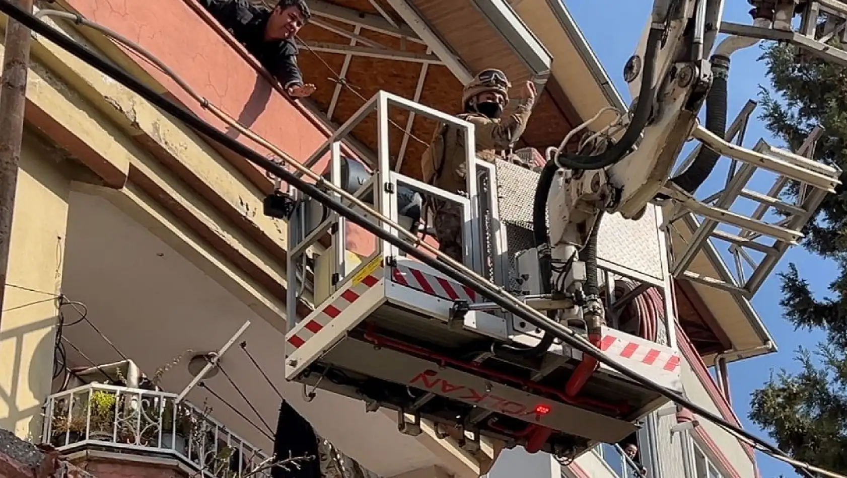 Rehin alınan ailenin yardımına özel harekat polisi koştu