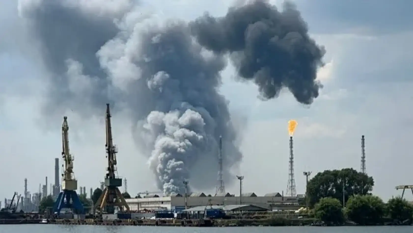 Romanya'nın en büyük petrol rafinerisinde yangın