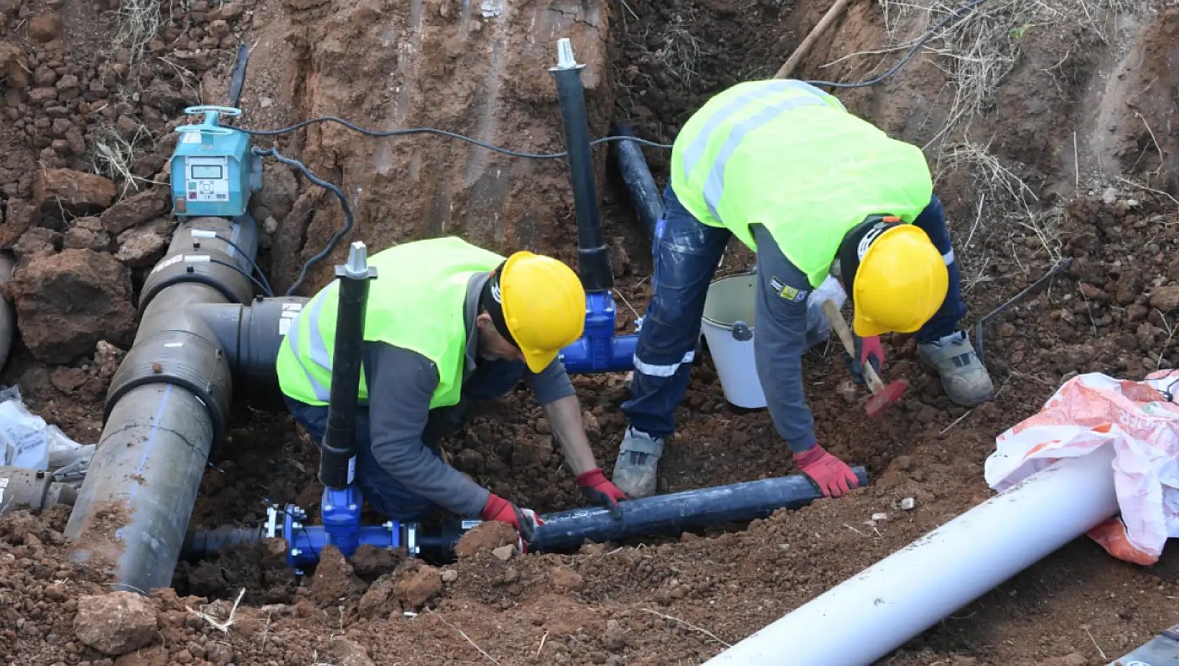 Sarayönü'nde içme suyu şebekesi güçleniyor: Yeni boru hattı döşendi
