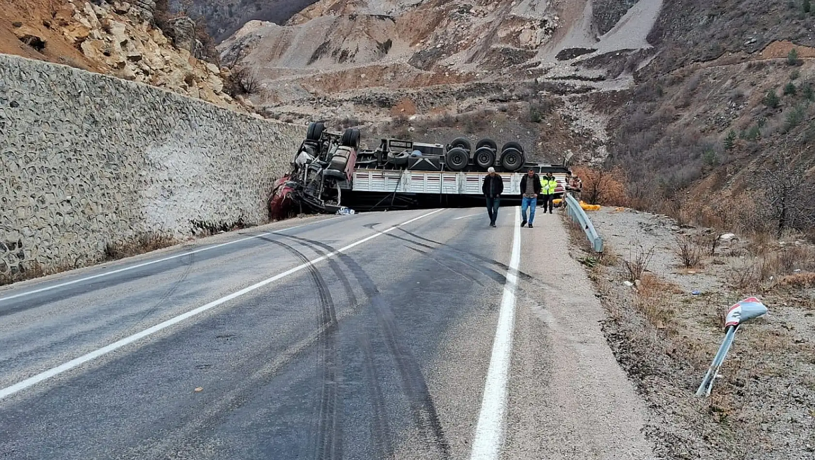 Tır istinat duvarına çarptı: sürücüsü yaralandı