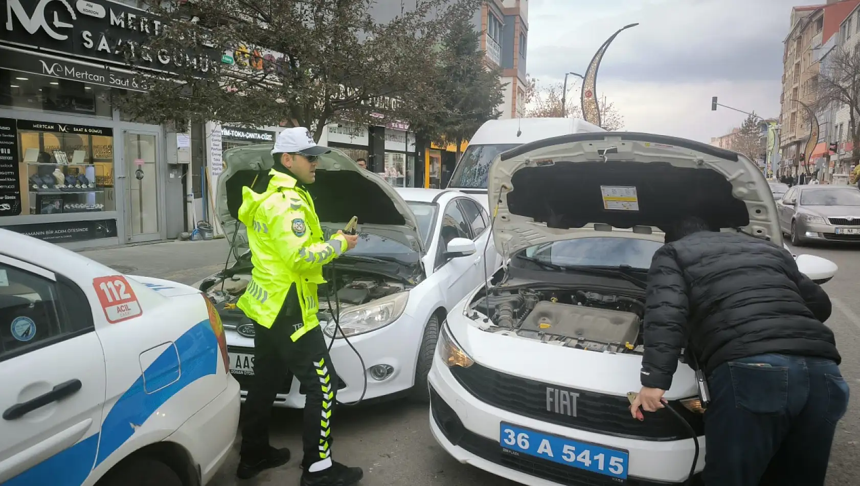 Trafik polislerinden yürek ısıtan hareket