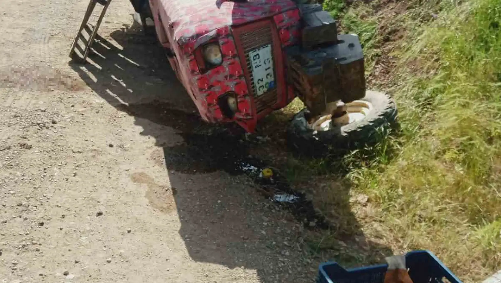 Traktör devrildi: Çocuk öldü, annesi yaralandı