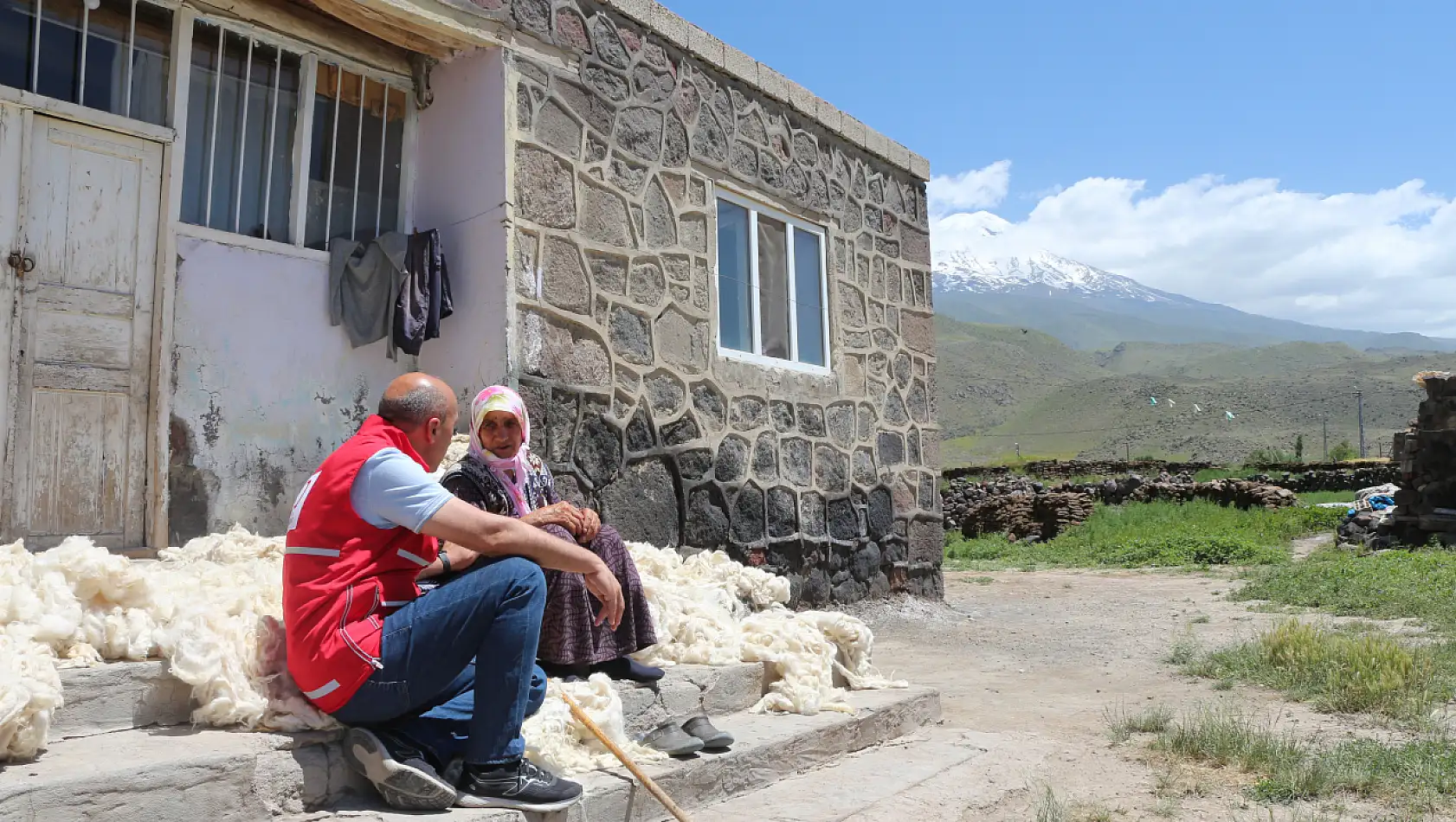 Türk Kızılay Doğubayazıt Şubesi, Ağrı Dağı'nın Eteklerindeki Köylere Yardım Eli Uzatıyor
