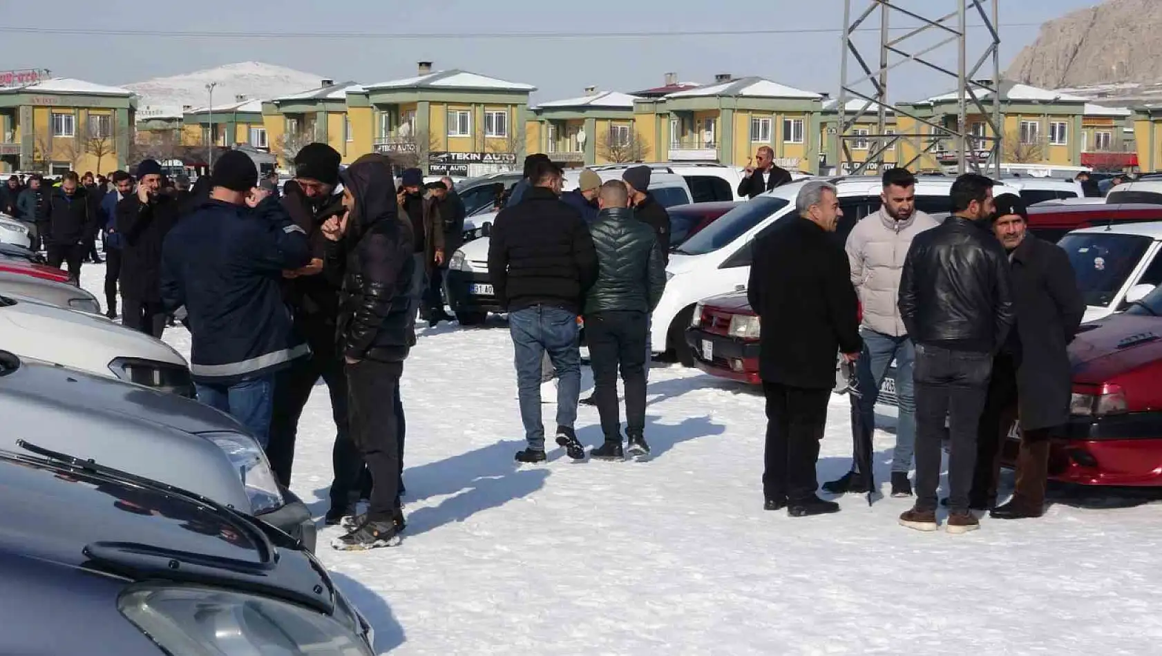 Van'da açık oto pazarı doldu taştı!